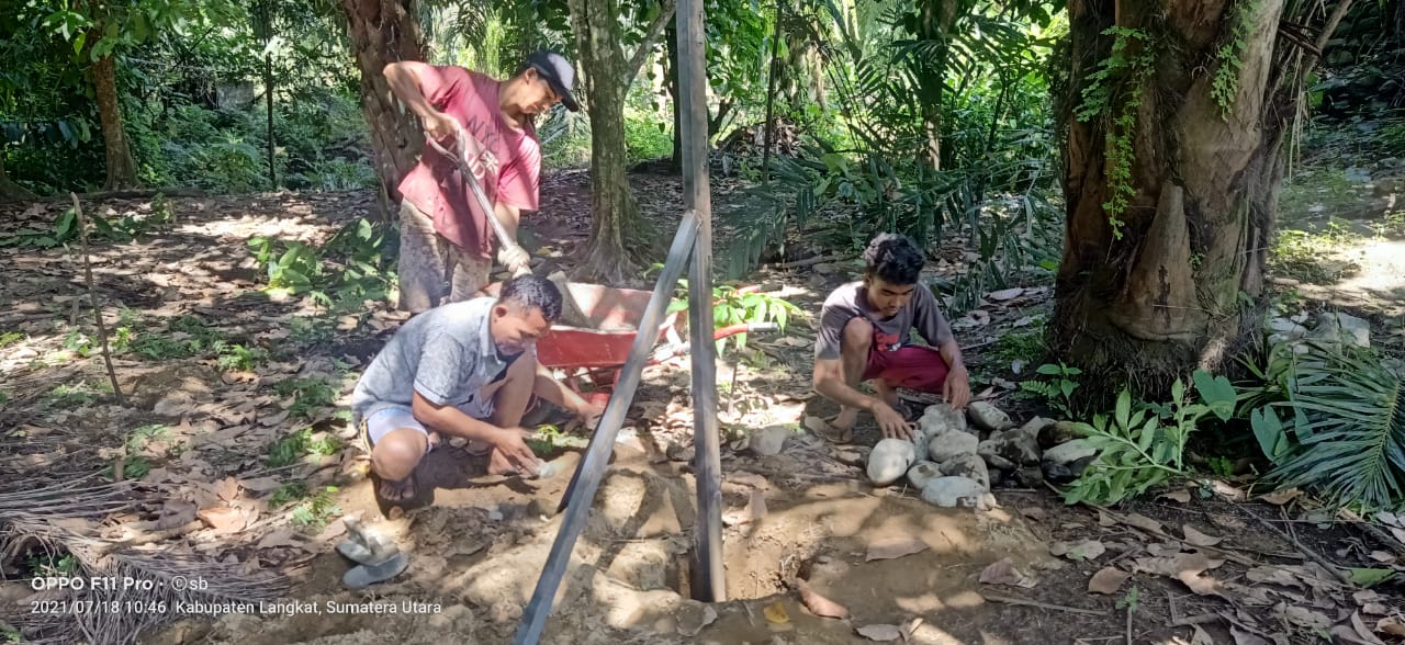 Gambar 2. Proses pengerjaan kandang ternak anti serangan harimau