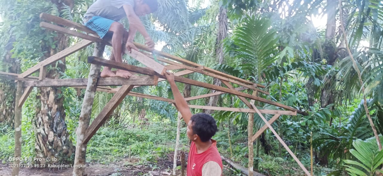 Gambar 2. Proses pengerjaan kandang ternak anti serangan harimau