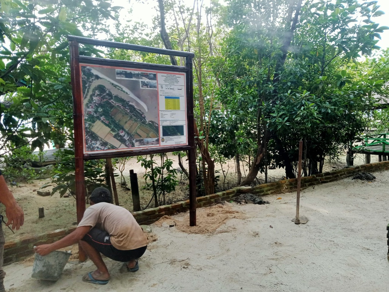Gambar 2. Pemasangan peta foto udara di kawasan wisata mangrove Kampoeng Nipah 