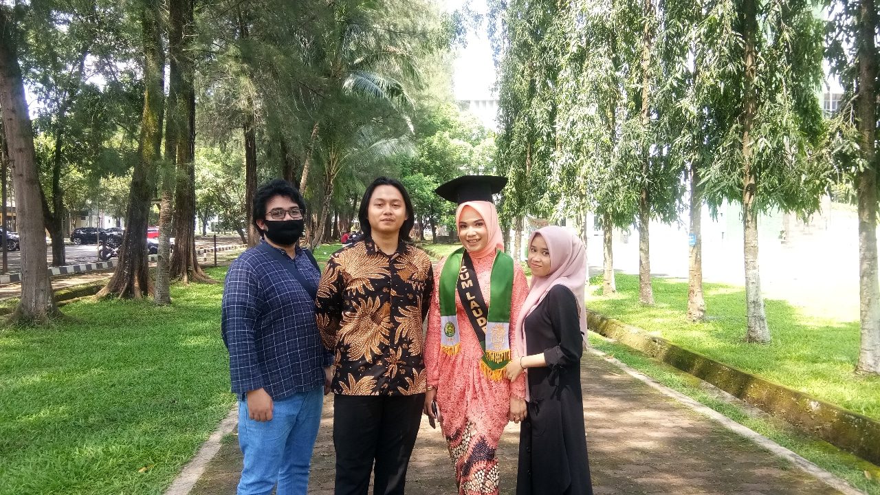 Lena, Mahasiswa FEB yang di wisuda daring, tampak sedang berfoto bersama temannya di depan Auditorium USU