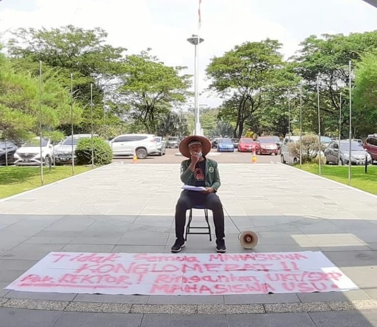 Baca Puisi, Hingga Lelang Caping Warnai Aksi Tunggal Hari Ini