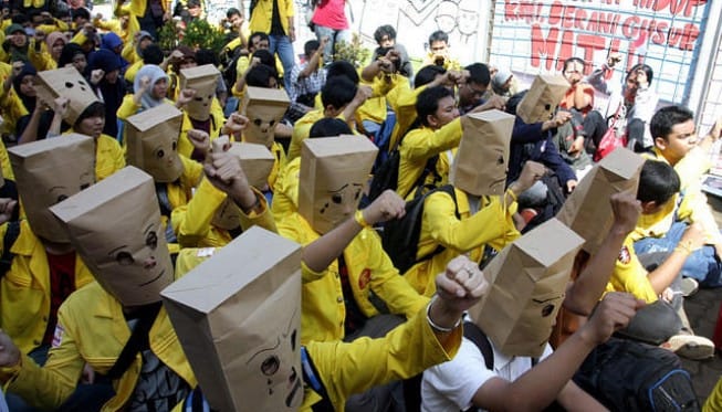 Memelihara Mental Pembangkang Melalui Senioritas