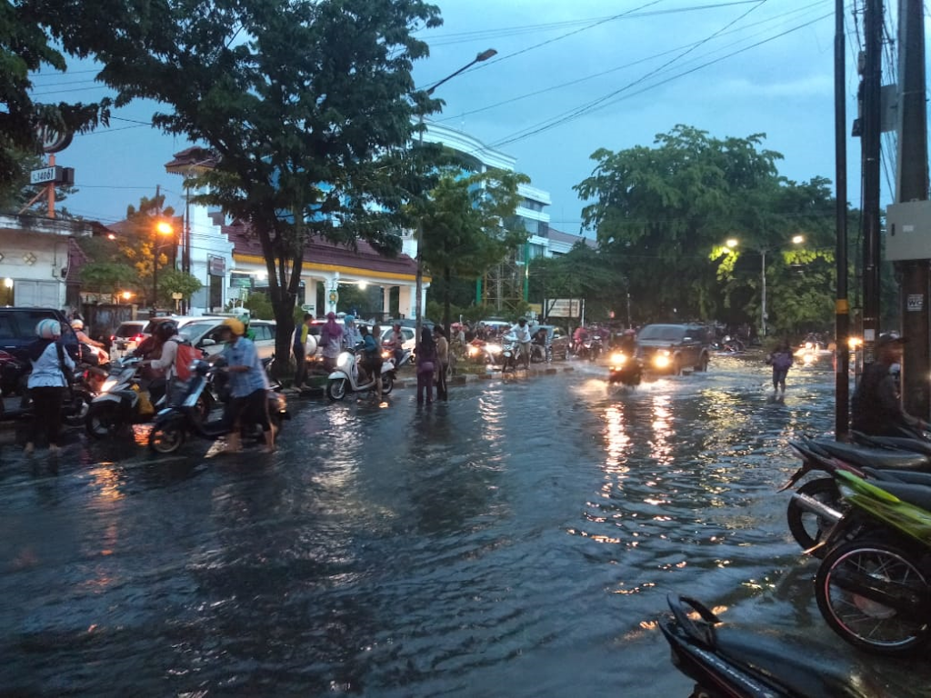 Jalan Dr. Mansyur Kembali Banjir, Kemacetan Parah di Gerbang 1 USU