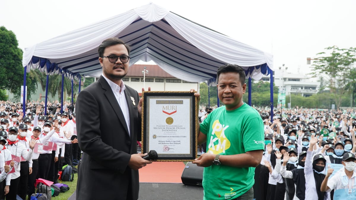 7.900 Maba USU Cetak Rekor MURI Nyanyikan Medley 8 Lagu Etnis Terbanyak di Dunia