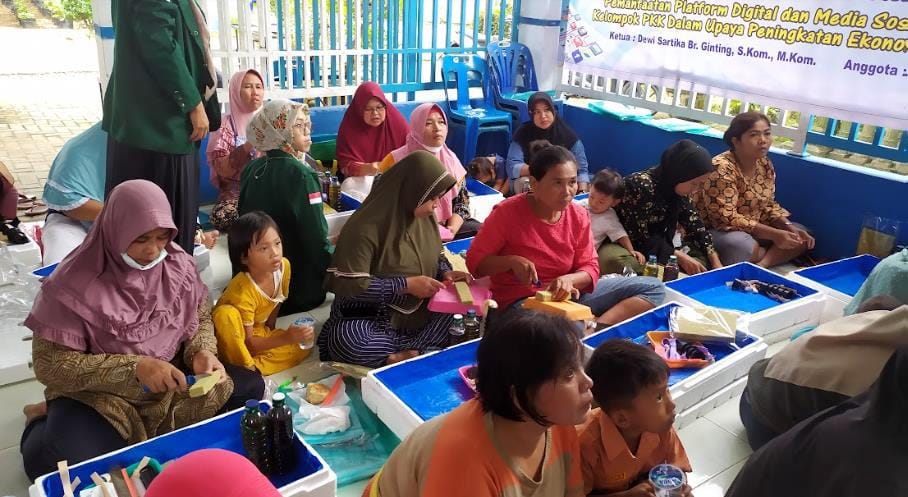 Pemanfaatan Platform Digital dan Media Sosial pada Marketing Online Produk Hasil Kreatifitas Kelompok PKK dalam Upaya Peningkatan Ekonomi serta Ketahanan Pangan Warga Desa Batu Rejo
