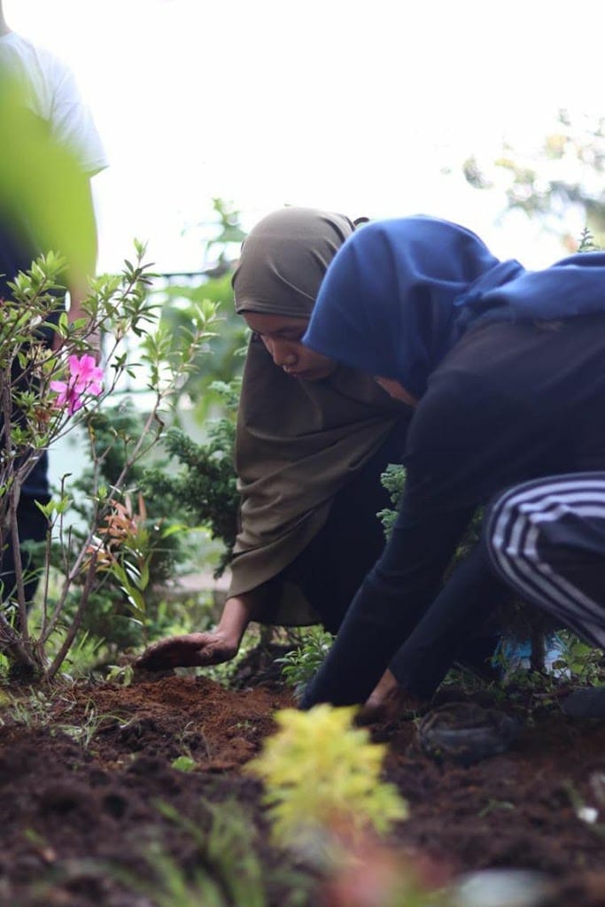 Tingkatkan Pariwisata Indonesia, HMPI USU Melakukan Aksi Tanam Bunga