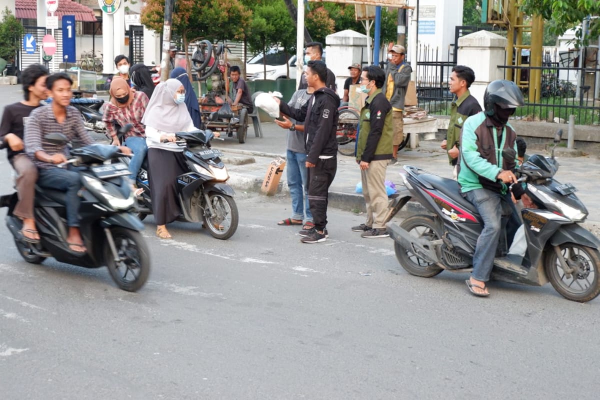 BP2M FEB Bagi-Bagi Takjil, Harap Ridha Allah dan Perkuat Ukhuwah Islamiyah