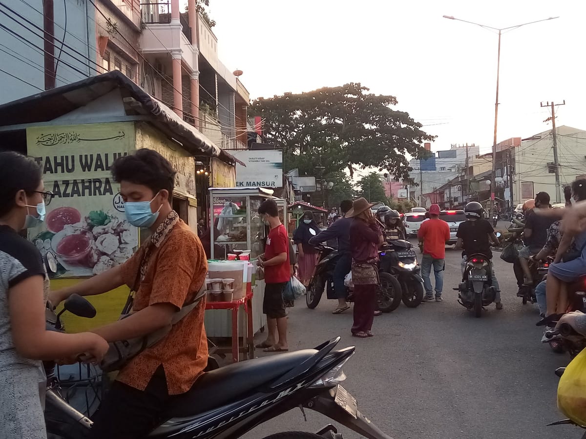 Kala Ramadhan, Ekonomi di Jalan Dr. Mansyur Semakin Makmur!