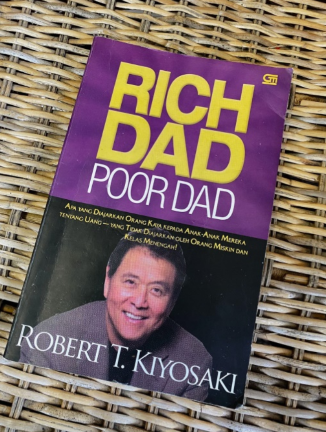 Buku Rich Dad Poor Dad: Bantah Mitos “Anda Perlu Penghasilan yang Tinggi Supaya Kaya”