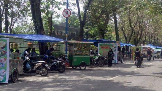 Ooo Ini Rupanya Alasan PKL Bandel Jualan di Trotoar USU!