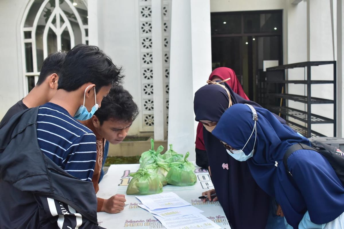 Kisah Inspiratif dari Fakultas Farmasi, Bagi-Bagi Takjil untuk Mahasiswa Tiap Hari!
