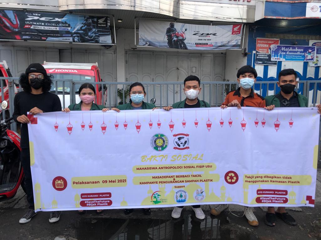 Adakan Bakti Sosial, MASADEPANT USU Bagikan Takjil dan Kampanye Pengurangan Plastik ke Masyarakat
