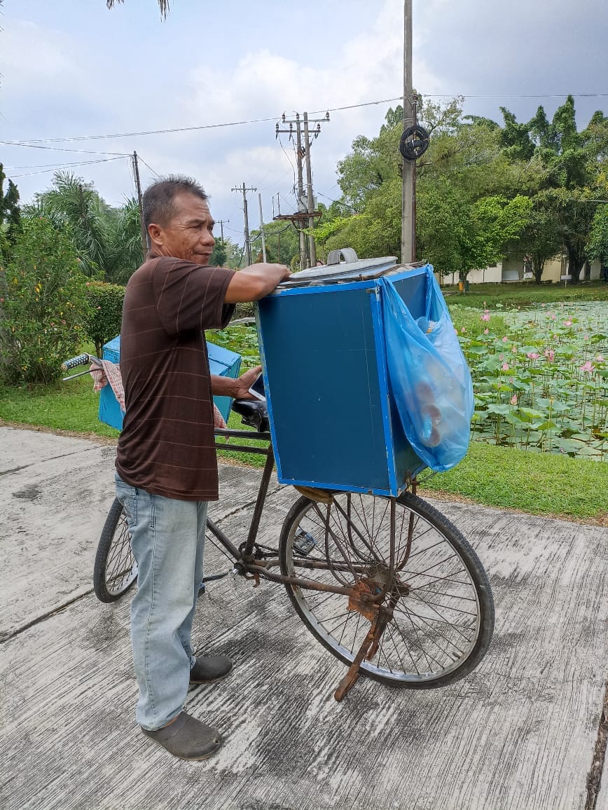 Pak Budi, Penjual Es Krim di Perpus USU yang Semangatnya Tak Pernah Mencair